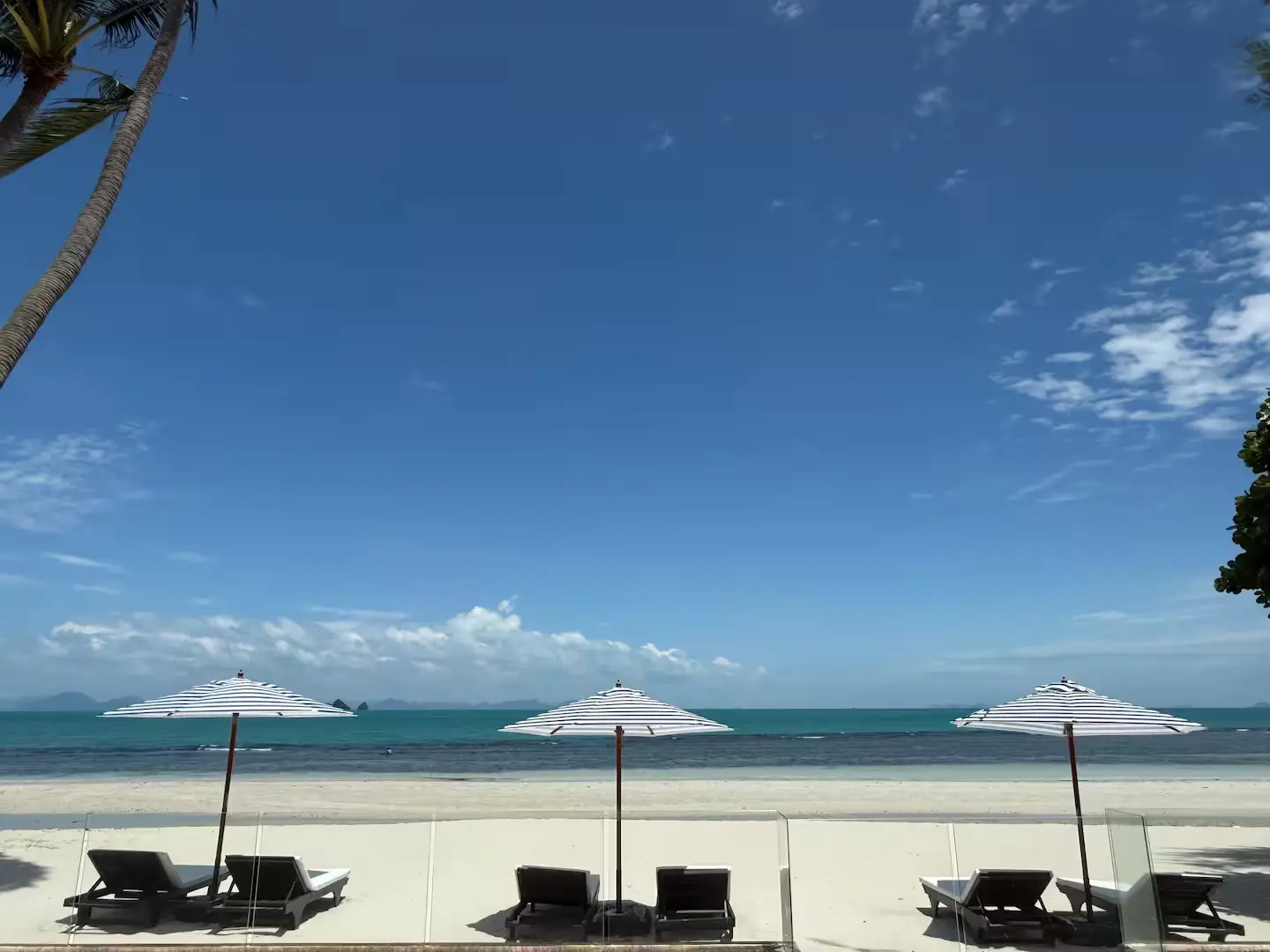 Safe child-friendly swimming beach with calm shallow waters ideal for families at Mandarin Beach Villa Koh Samui.