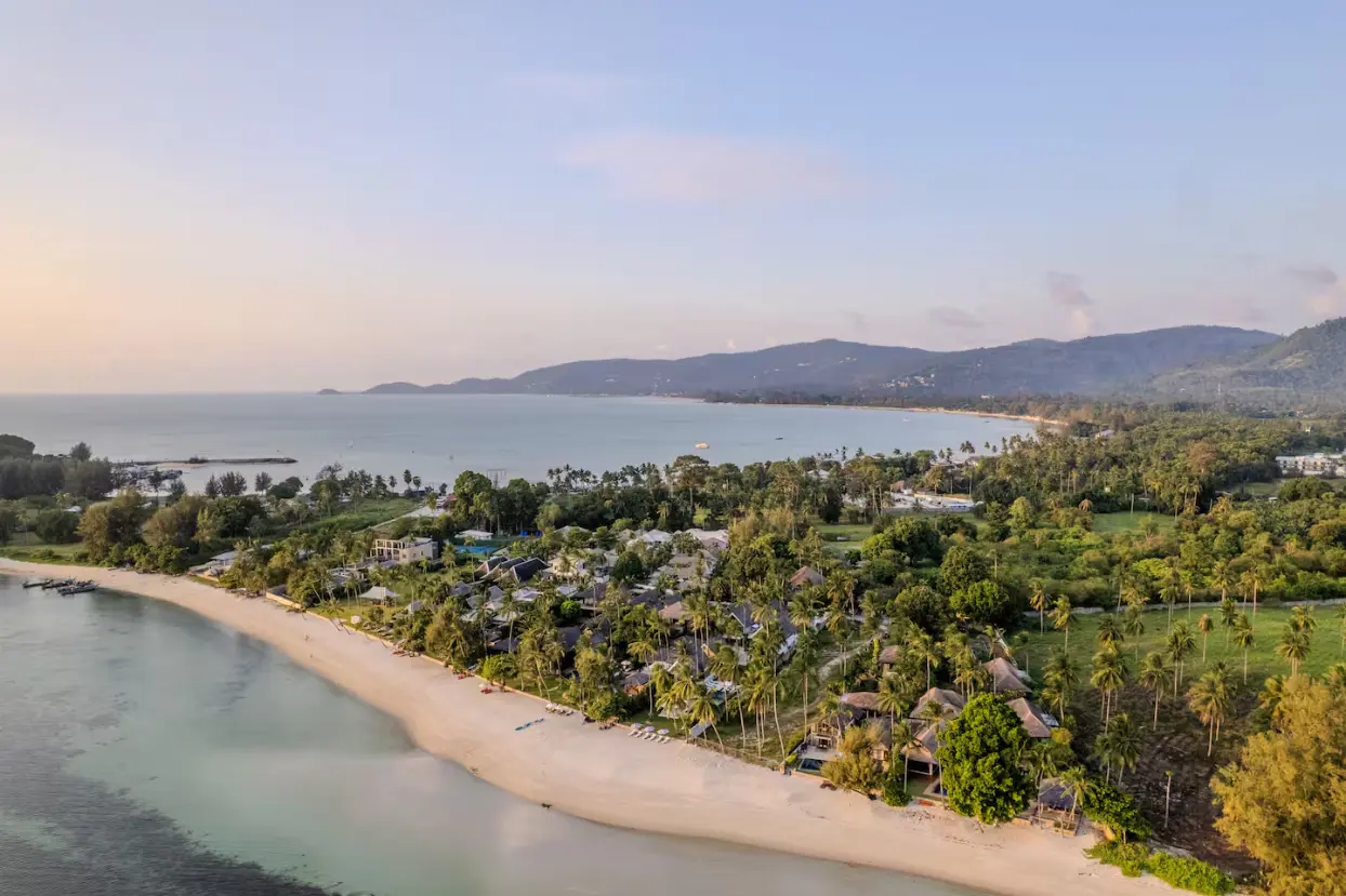 Protected calm swimming beach ideal for children and families at Mandarin Beach Villa Koh Samui.