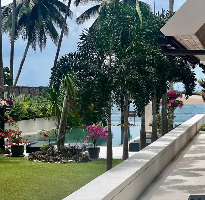 Luxury tropical beachfront estate ideal for large families in Koh Samui.