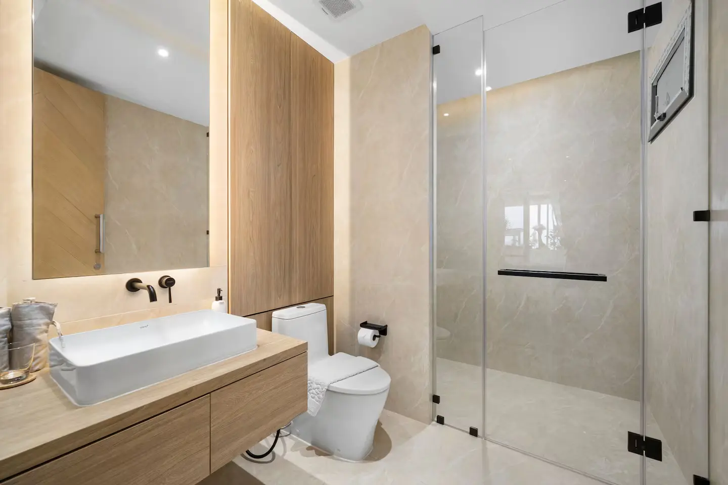 Elegant twin bedroom ensuite bathroom at Mandarin Beach Villa Koh Samui.