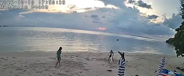 Frame from Mandarin Beach Villa's beachfront camera at Lipa Noi, sampled at 10 Oct 2026, 17:50 Thailand time