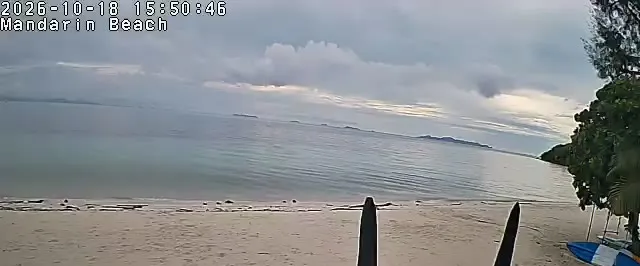 Frame from Mandarin Beach Villa's beachfront camera at Lipa Noi, sampled at 18 Oct 2026, 15:50 Thailand time