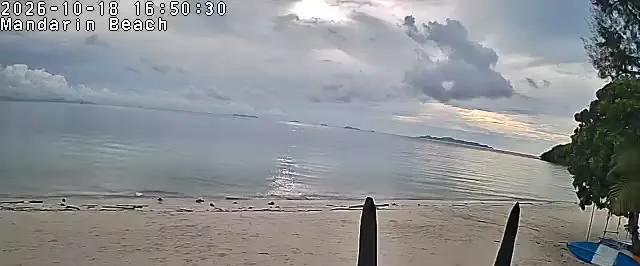 Frame from Mandarin Beach Villa's beachfront camera at Lipa Noi, sampled at 18 Oct 2026, 16:50 Thailand time